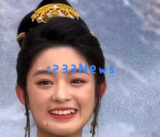 即使牙齿不整齐也能展现美丽魅力，黄杨钿甜的奢华耳环引发网络热议