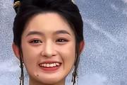 即使牙齿不整齐也能展现美丽魅力，黄杨钿甜的奢华耳环引发网络热议