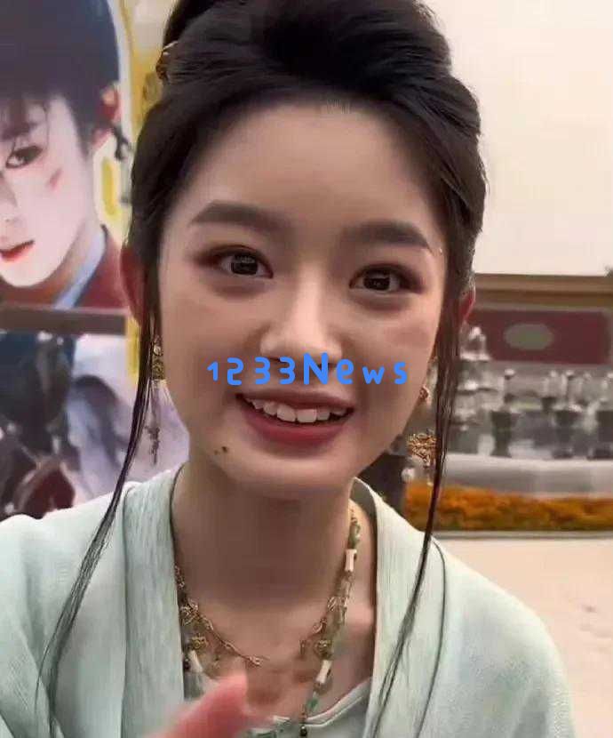 即使牙齿不整齐也能展现美丽魅力，黄杨钿甜的奢华耳环引发网络热议
