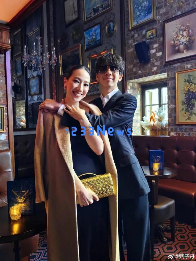 甄子丹携妻儿出席电影首映，帅气儿子引人注目，汪圆圆优雅坐姿尽显贵气