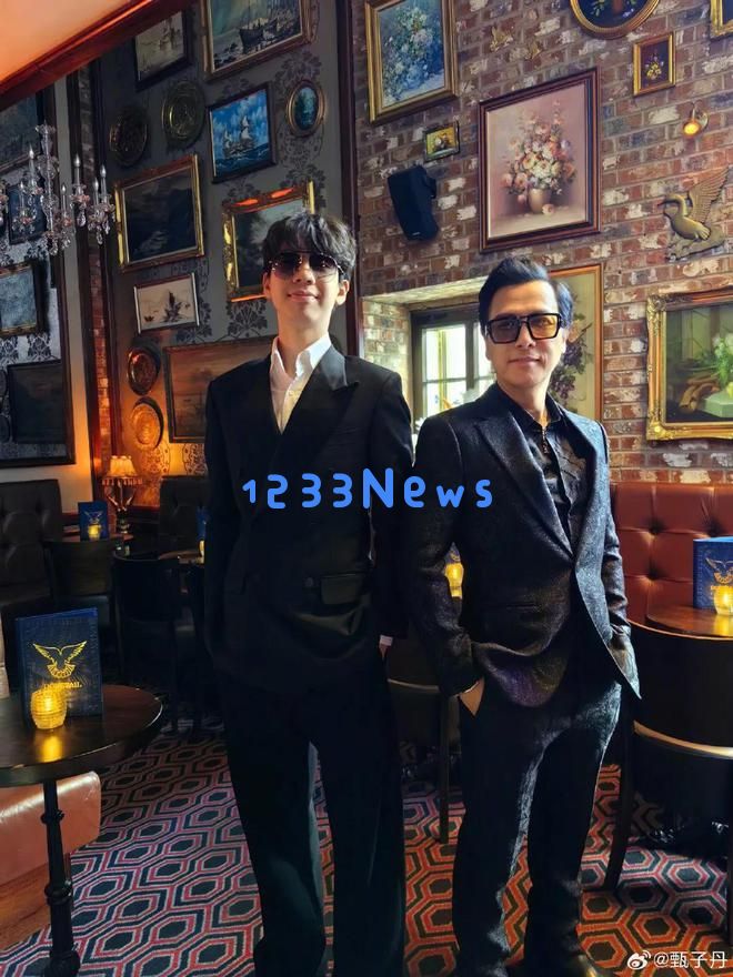 甄子丹携妻儿出席电影首映，帅气儿子引人注目，汪圆圆优雅坐姿尽显贵气