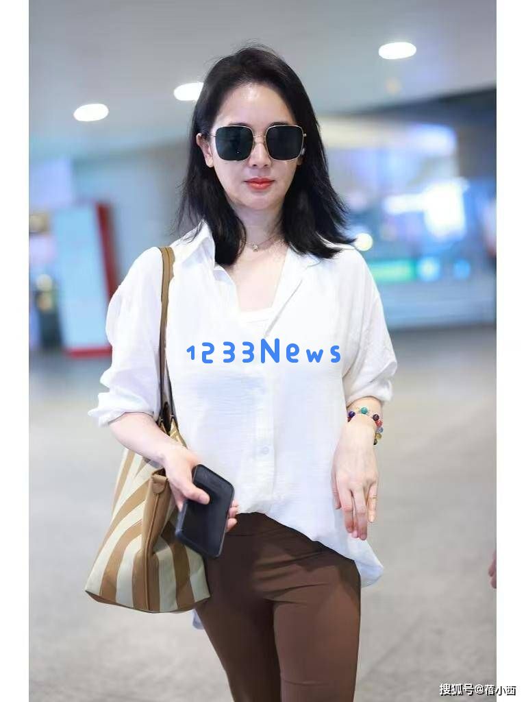 离婚后焕然一新的左小青，衬衫搭配半身裙效果不佳，展现更高级时尚感