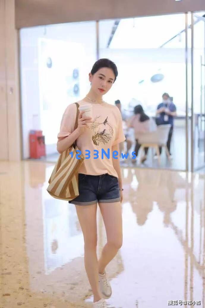 离婚后焕然一新的左小青，衬衫搭配半身裙效果不佳，展现更高级时尚感