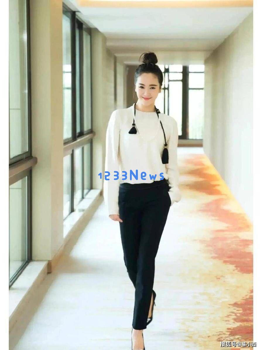 离婚后焕然一新的左小青，衬衫搭配半身裙效果不佳，展现更高级时尚感