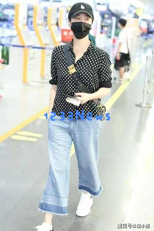 离婚后焕然一新的左小青，衬衫搭配半身裙效果不佳，展现更高级时尚感