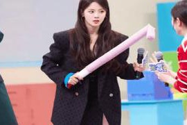 杨超越精彩变身麻辣教师，西装搭配展现个性魅力，这双长腿真让人惊艳