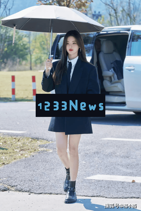 杨超越精彩变身麻辣教师，西装搭配展现个性魅力，这双长腿真让人惊艳