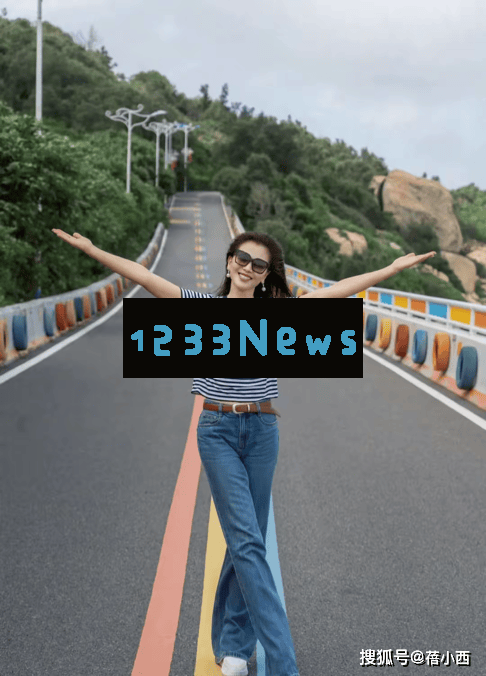 刘涛引领“无龄感”风潮：条纹T恤搭牛仔裤，谁能看出她是妈妈？