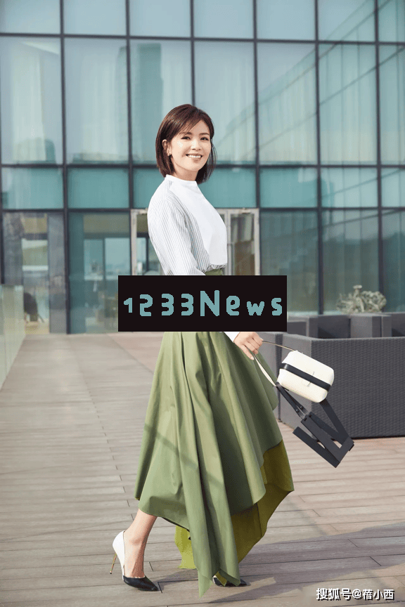 刘涛引领“无龄感”风潮：条纹T恤搭牛仔裤，谁能看出她是妈妈？