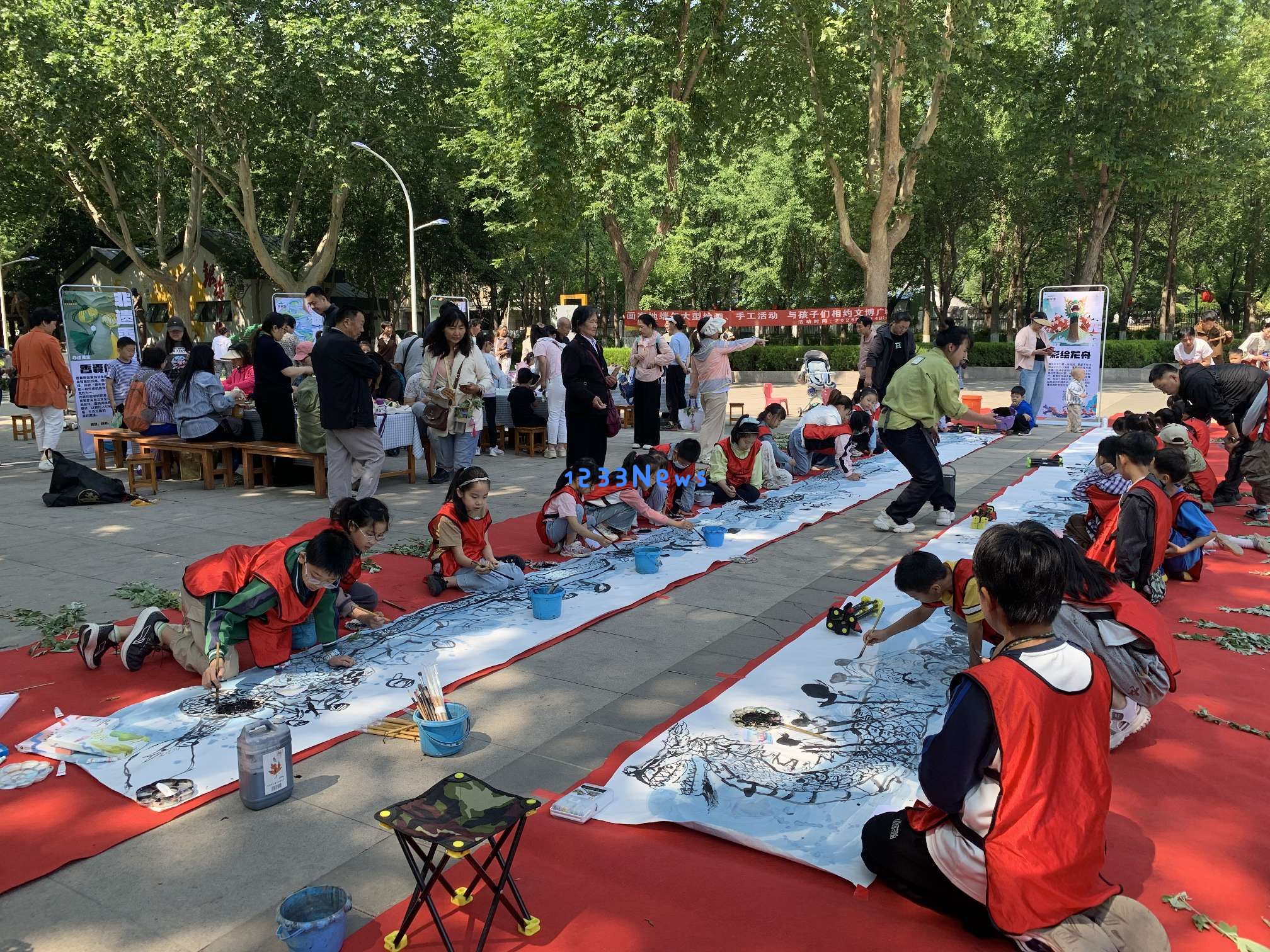 端午节庆典在郑州文博广场举行，包括画龙舟与缝香囊等非遗文化艺术活动