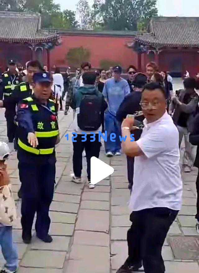 小沈阳游故宫引发热议，搭地铁和牛群形成鲜明对比，明星也是普通人