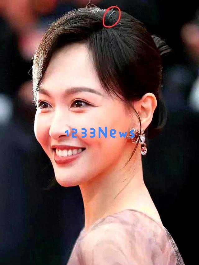 42岁唐嫣已渐入人老，脸上出现鱼尾纹和白发，笑容依旧迷人