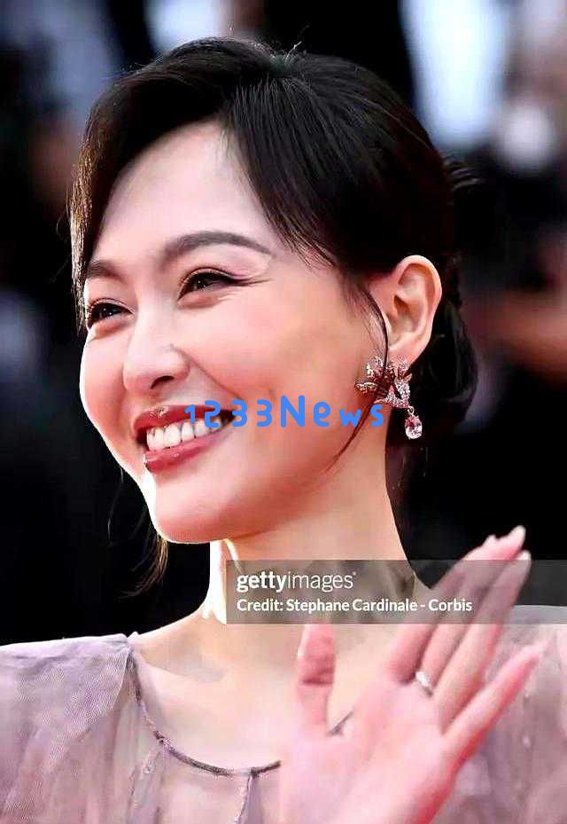 42岁唐嫣已渐入人老，脸上出现鱼尾纹和白发，笑容依旧迷人