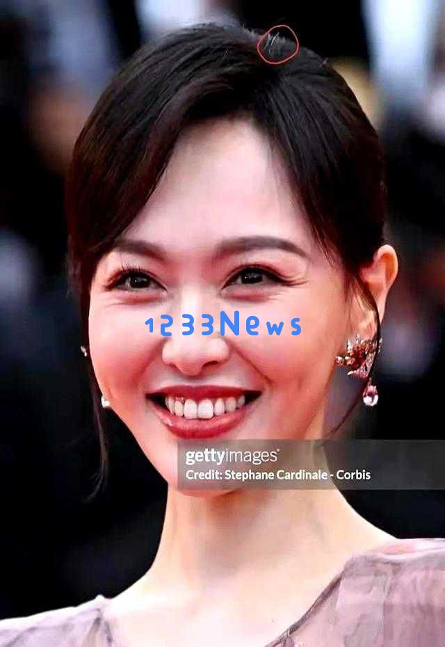 42岁唐嫣已渐入人老，脸上出现鱼尾纹和白发，笑容依旧迷人