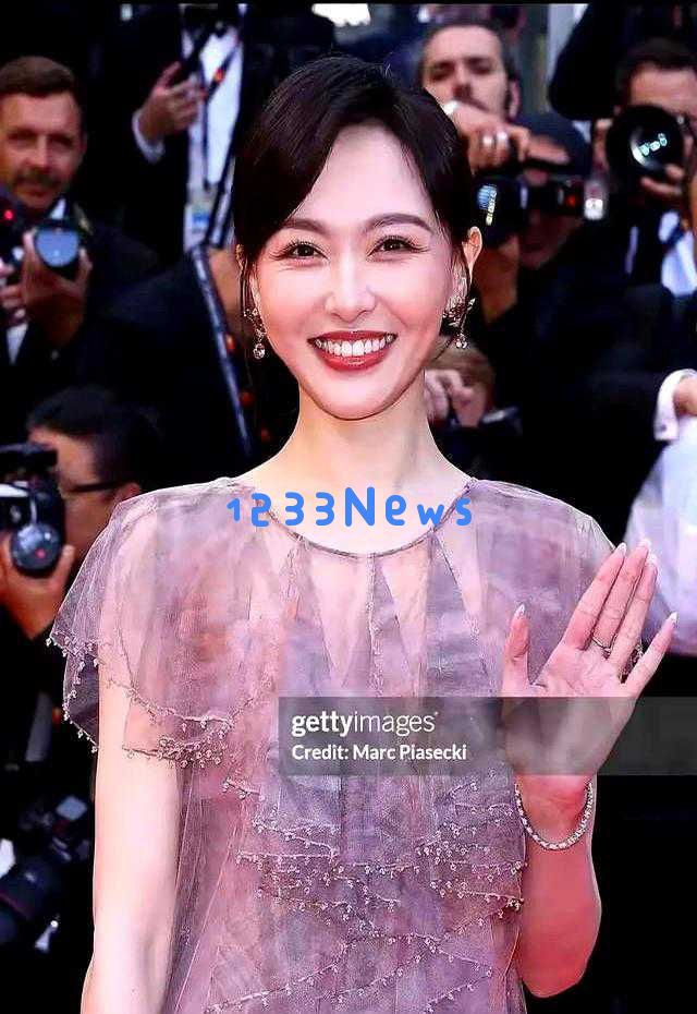 42岁唐嫣已渐入人老，脸上出现鱼尾纹和白发，笑容依旧迷人
