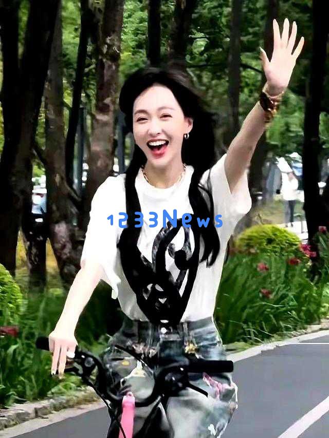 42岁唐嫣已渐入人老，脸上出现鱼尾纹和白发，笑容依旧迷人
