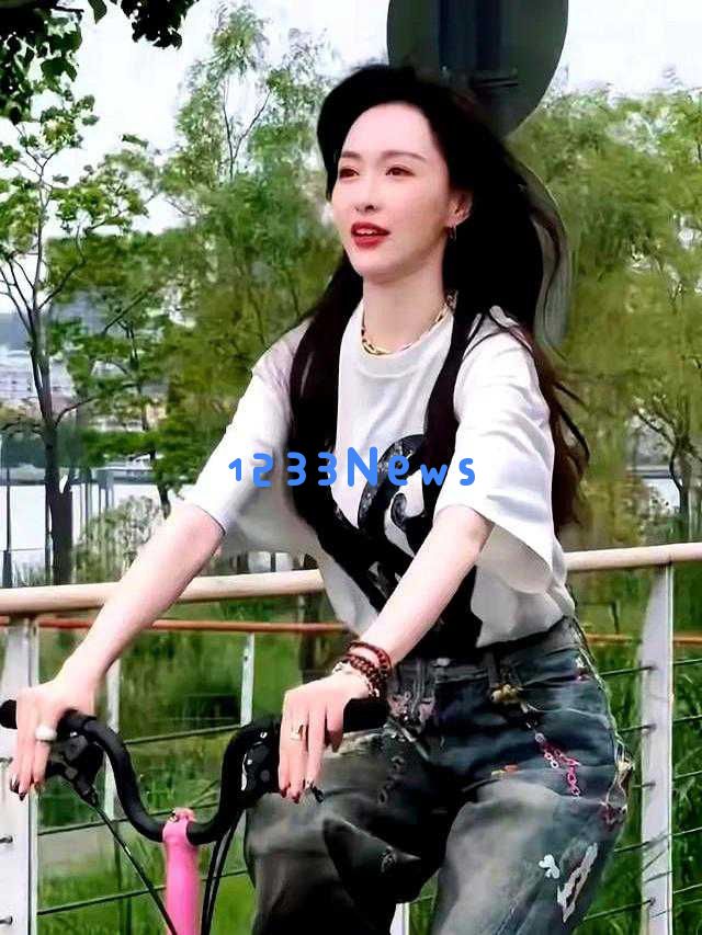 42岁唐嫣已渐入人老，脸上出现鱼尾纹和白发，笑容依旧迷人