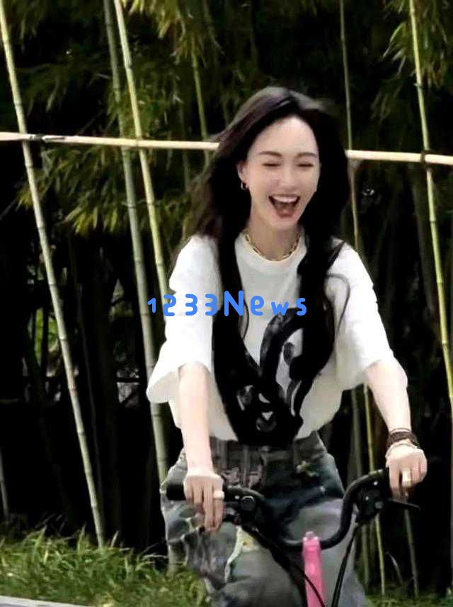 42岁唐嫣已渐入人老，脸上出现鱼尾纹和白发，笑容依旧迷人