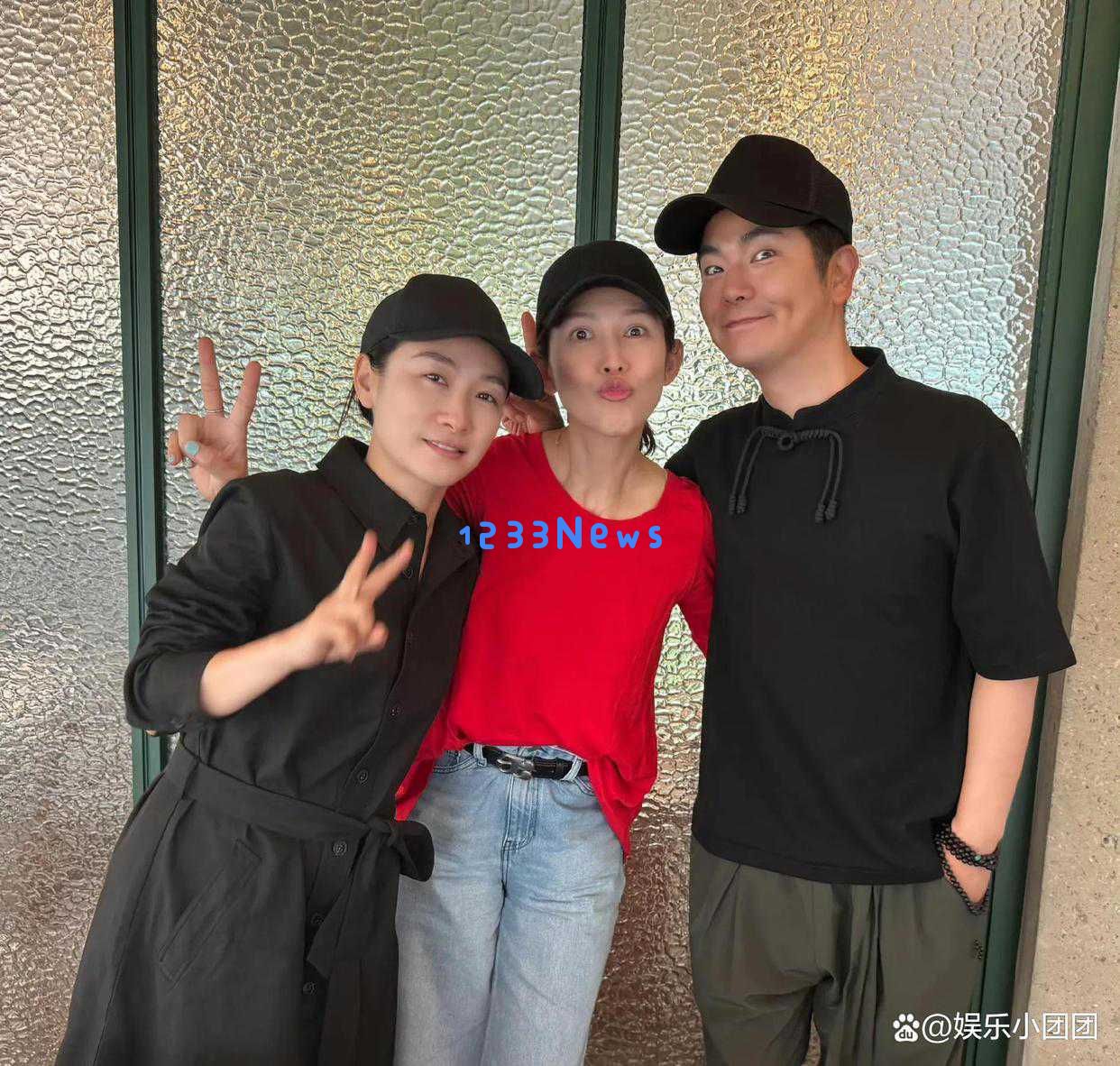 北京聚餐蔡少芬与三位好友同框，陶昕然身高不显优势，娘娘依旧美丽动人