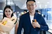 汪小菲与马筱梅的婚礼即将举行，张兰身穿红衣送上 heartfelt 祝福，网友们翘首以待盛大直播！
