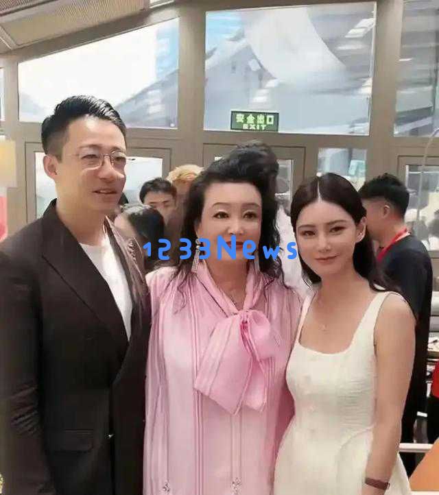汪小菲与马筱梅的婚礼即将举行，张兰身穿红衣送上heartfelt祝福，网友们翘首以待盛大直播！