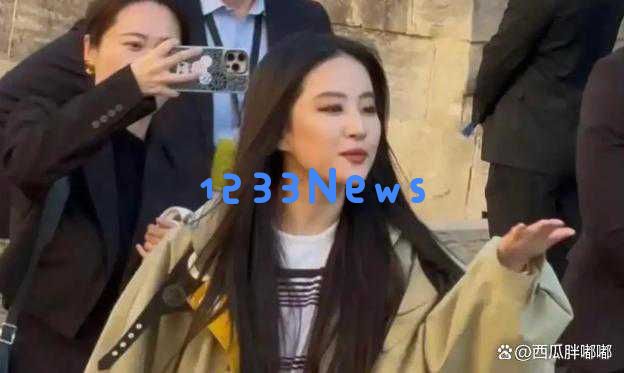 刘亦菲出席LV时装秀，现场生图令人惊艳，众星荟萃却显得她稍显孤冷！