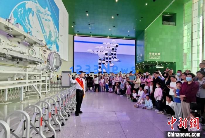 
端午相连“六一”体验科学放“粽” 中国科技馆推出双节科普“套餐”：科学与传统的完美交融
