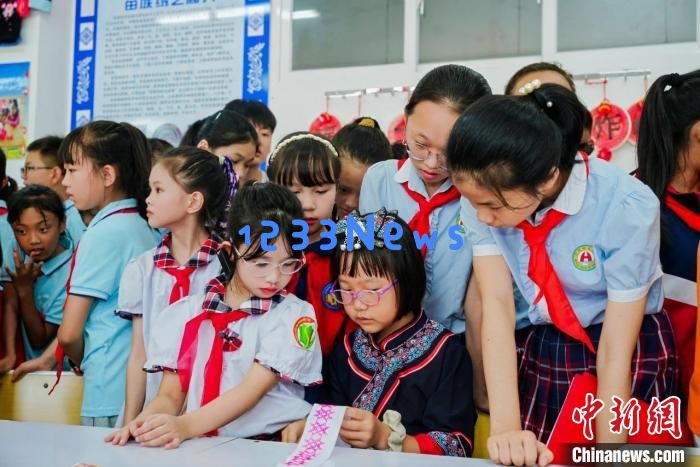 
百余名中越少先队员同台献艺 共叙友谊庆“六一”
：欢声笑语中童心共鸣，筑梦明天的友谊桥梁