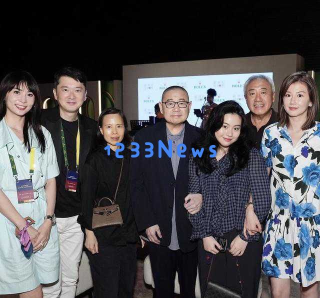 刘銮雄在73岁之际罕见亮相，与家人一同享受温馨的家庭时光