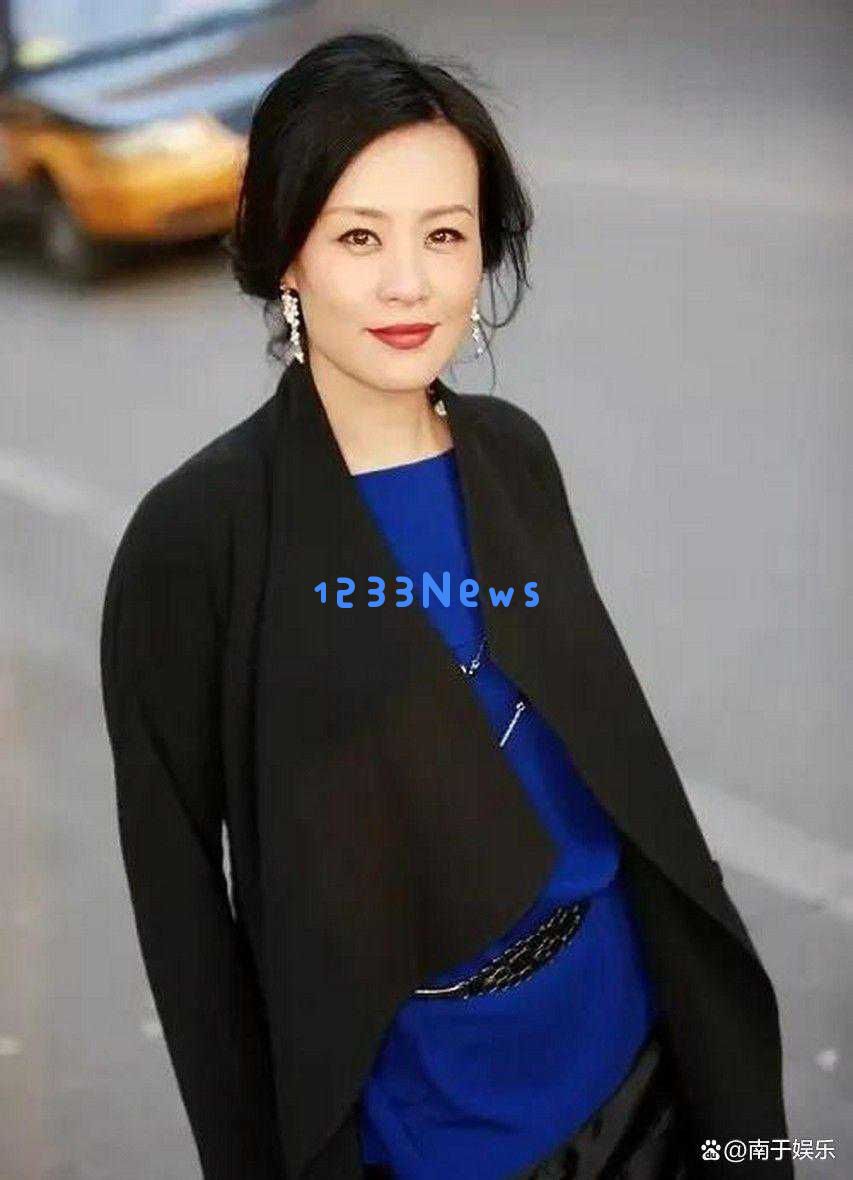 她是邬君梅的母亲，84岁依然气质出众，母女俩同样有着卓越的演艺才华