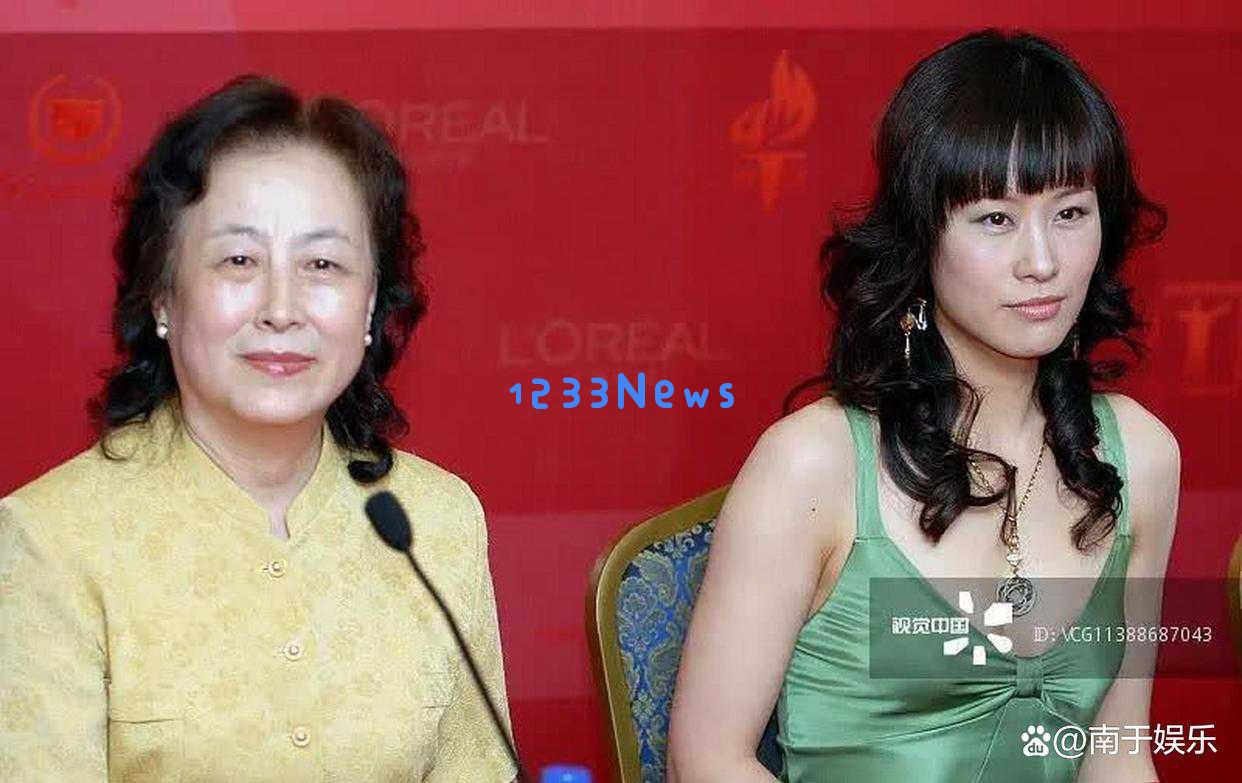她是邬君梅的母亲，84岁依然气质出众，母女俩同样有着卓越的演艺才华