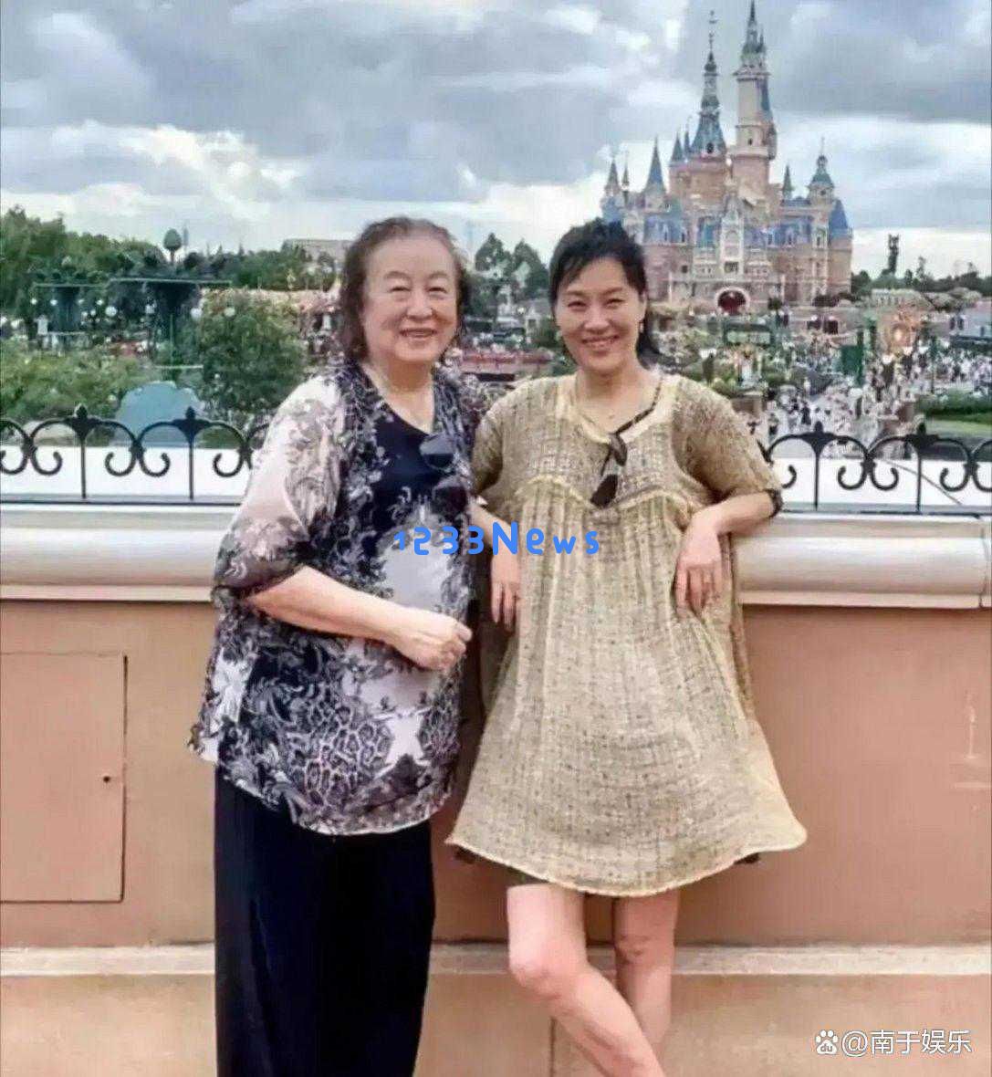 她是邬君梅的母亲，84岁依然气质出众，母女俩同样有着卓越的演艺才华