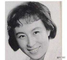 她是邬君梅的母亲，84岁依然气质出众，母女俩同样有着卓越的演艺才华
