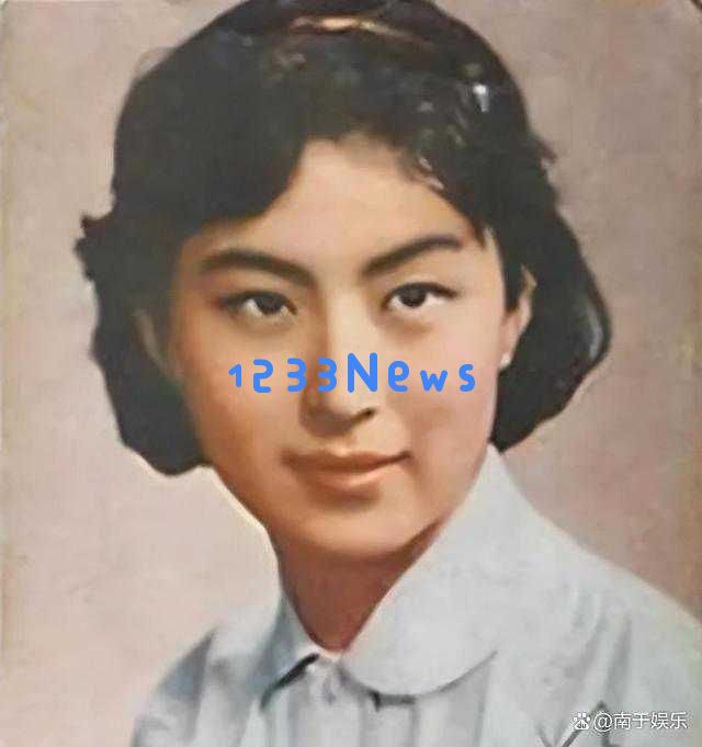 她是邬君梅的母亲，84岁依然气质出众，母女俩同样有着卓越的演艺才华