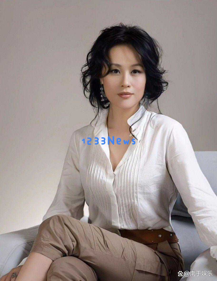 她是邬君梅的母亲，84岁依然气质出众，母女俩同样有着卓越的演艺才华