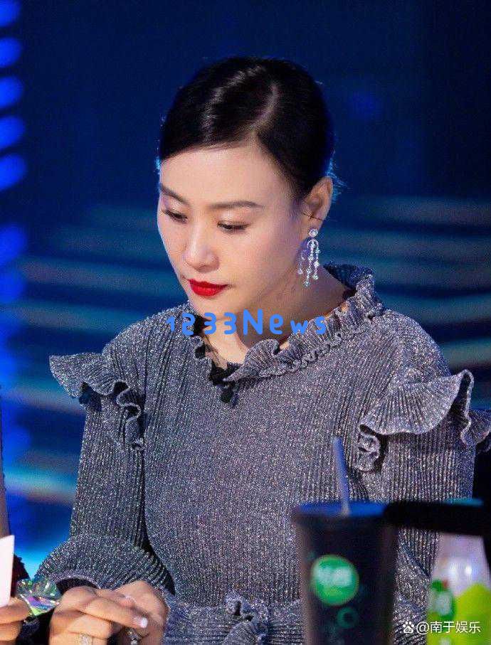 她是邬君梅的母亲，84岁依然气质出众，母女俩同样有着卓越的演艺才华