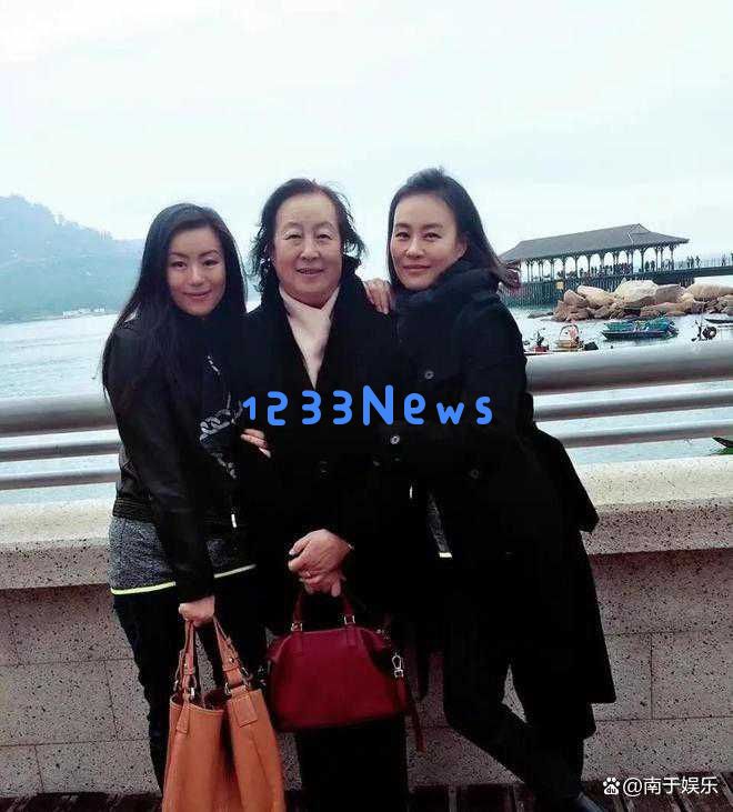 她是邬君梅的母亲，84岁依然气质出众，母女俩同样有着卓越的演艺才华