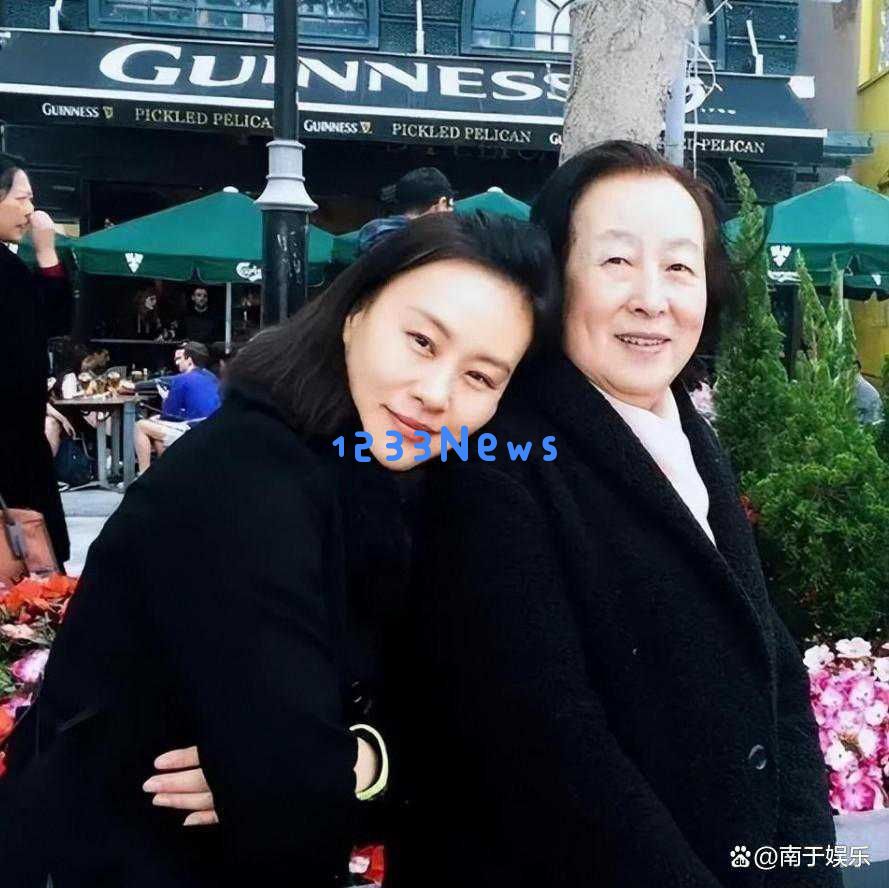 她是邬君梅的母亲，84岁依然气质出众，母女俩同样有着卓越的演艺才华