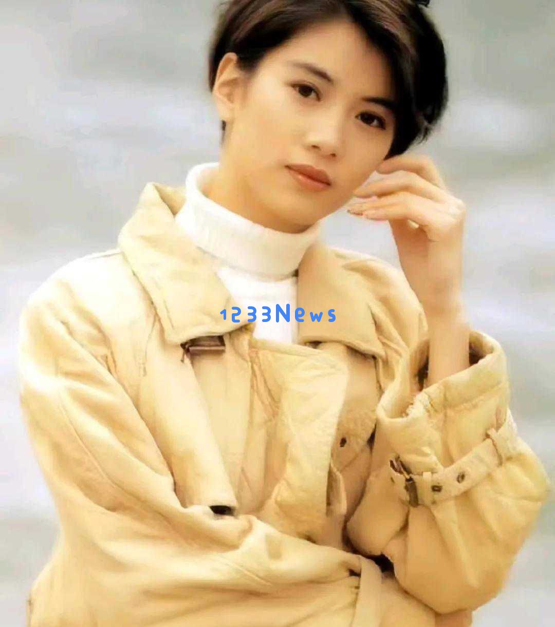 袁咏仪低调而美丽，合影效果超越陈德容，连李嘉欣在她面前也显逊色！