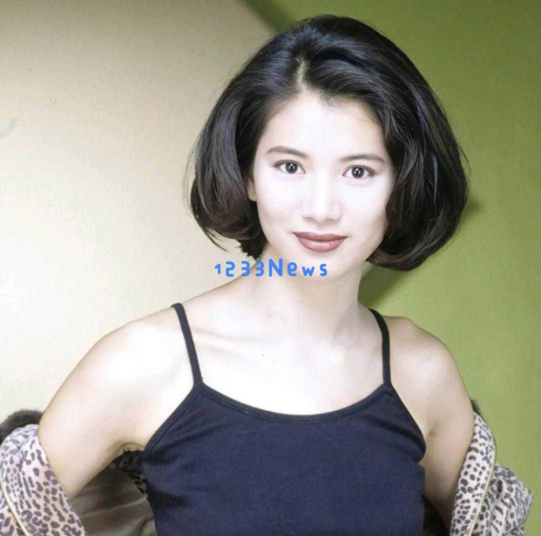 袁咏仪低调而美丽，合影效果超越陈德容，连李嘉欣在她面前也显逊色！