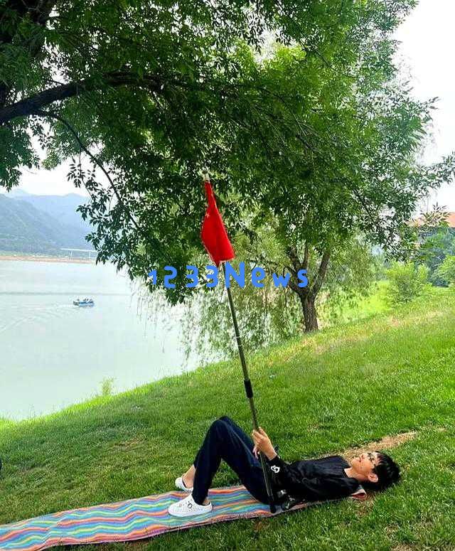 姚晨和儿女们欢度六一，嬉玩桨板尽显乐趣！女儿美丽动人，儿子身高出众但身材较瘦