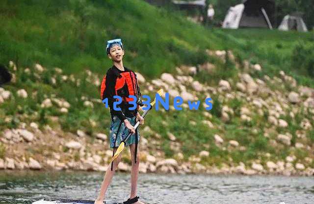 姚晨和儿女们欢度六一，嬉玩桨板尽显乐趣！女儿美丽动人，儿子身高出众但身材较瘦