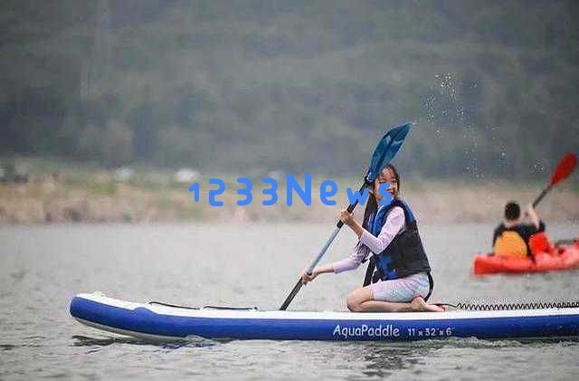 姚晨和儿女们欢度六一，嬉玩桨板尽显乐趣！女儿美丽动人，儿子身高出众但身材较瘦
