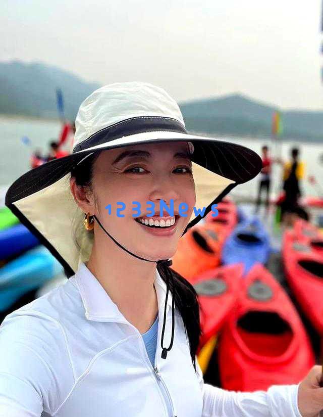 姚晨和儿女们欢度六一，嬉玩桨板尽显乐趣！女儿美丽动人，儿子身高出众但身材较瘦