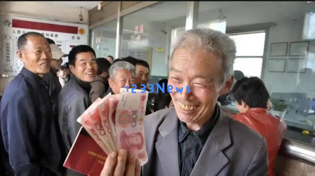 正式确认！体制内退休金达到13474元，体制外仅有4034元，农民养老金微薄只有123元，养老金并轨政策执行十年，农民是否成了最大受益者？公务员职业魅力是否依旧？