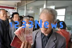 正式确认！体制内退休金达到13474元，体制外仅有4034元，农民养老金微薄只有123元，养老金并轨政策执行十年，农民是否成了最大受益者？公务员职业魅力是否依旧？