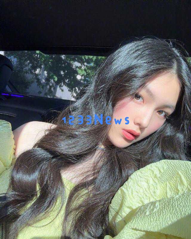 李湘带女儿庆六一，王诗龄享受粽子蘸白糖，背奢侈LV包高端餐厅就餐