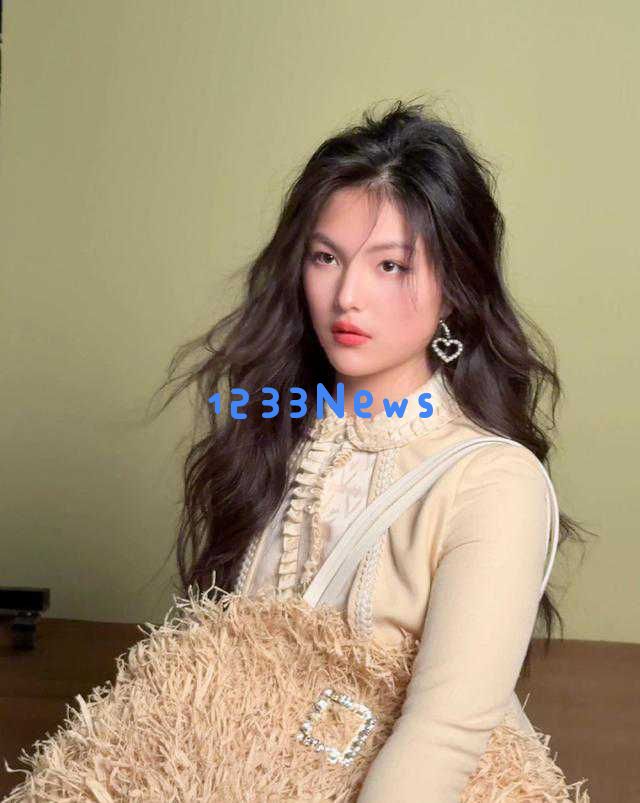 李湘带女儿庆六一，王诗龄享受粽子蘸白糖，背奢侈LV包高端餐厅就餐