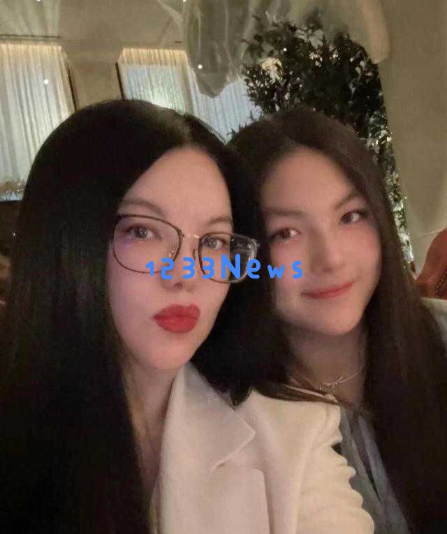 李湘带女儿庆六一，王诗龄享受粽子蘸白糖，背奢侈LV包高端餐厅就餐