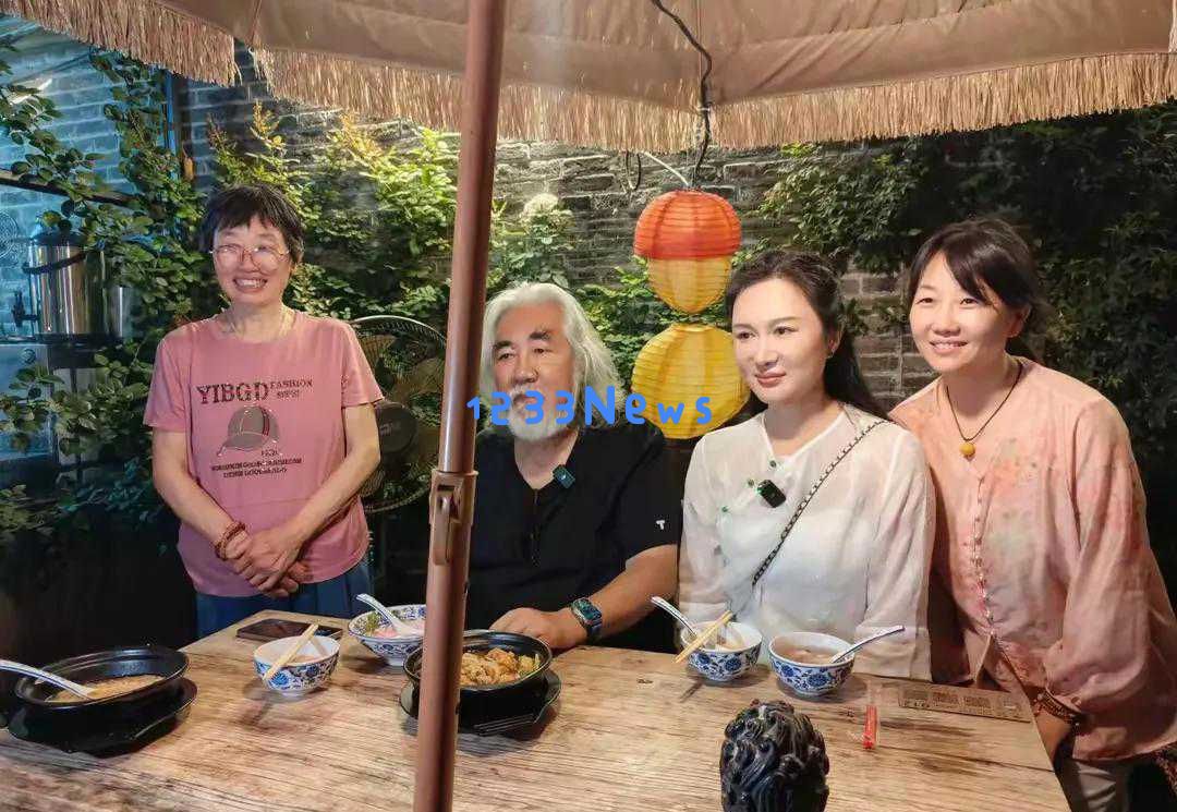 小花为邓超拍摄杂志特别企划，插画全由她亲自创作，孙俪对此感到非常自豪
